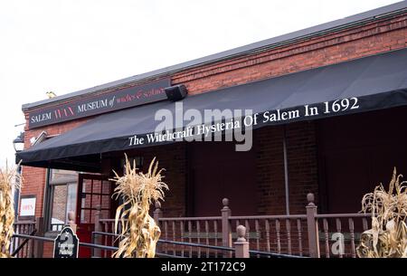 Salem, ma. Décorations Halloween festoon Derby St dans le centre-ville de Salem, ma. 9 octobre 2023. Veronica Bruno / Alamy Live News Banque D'Images