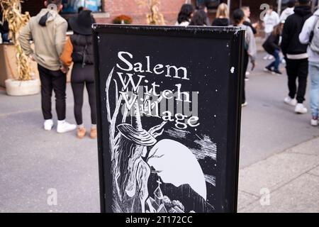 Salem, ma. Décorations Halloween festoon Derby St dans le centre-ville de Salem, ma. 9 octobre 2023. Veronica Bruno / Alamy Live News Banque D'Images