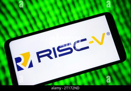 Ukraine. 12 octobre 2023. Sur cette photo, le logo RISC-V est visible sur l'écran d'un smartphone. (Photo de Pavlo Gonchar/SOPA Images/Sipa USA) *** strictement à des fins éditoriales *** crédit : SIPA USA/Alamy Live News Banque D'Images