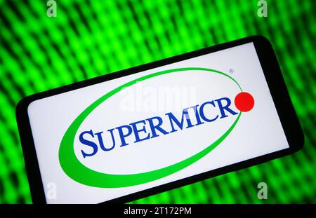 Ukraine. 12 octobre 2023. Sur cette photo, le logo Supermicro (Super micro Computer Inc.) est visible sur l'écran d'un smartphone. Crédit : SOPA Images Limited/Alamy Live News Banque D'Images
