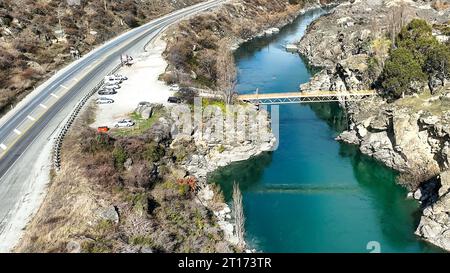 Photographie aérienne de la rivière Kawarau qui coule fortement dans la gorge Kawarau près de Queenstown Banque D'Images