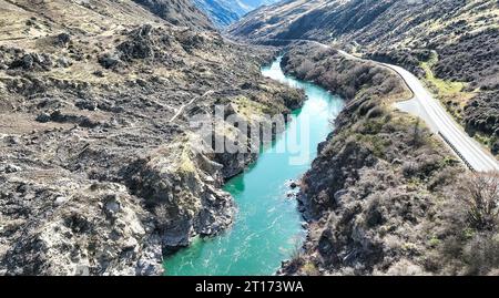 Photographie aérienne de la rivière Kawarau qui coule fortement dans la gorge Kawarau près de Queenstown Banque D'Images