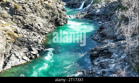 Photographie aérienne de la rivière Kawarau qui coule fortement dans la gorge Kawarau près de Queenstown Banque D'Images