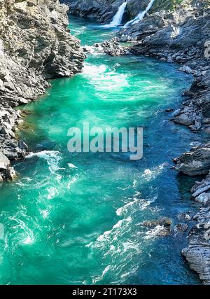 Photographie aérienne de la rivière Kawarau qui coule fortement dans la gorge Kawarau près de Queenstown Banque D'Images