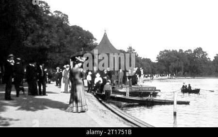 The Boat House, The Serpentine, Hyde Park, Londres, époque victorienne Banque D'Images