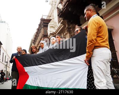 Lima, Pérou. 11 octobre 2023. Un groupe de manifestants avec un drapeau palestinien a tenu un sit-in devant le ministère des Affaires étrangères à Lima, en soutien au peuple palestinien et contre l'attaque israélienne contre la bande de Gaza en représailles à la récente attaque surprise du Hamas. Crédit : Agence de presse Fotoholica/Alamy Live News Banque D'Images