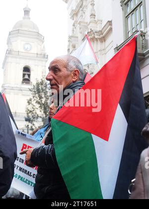 Lima, Pérou. 11 octobre 2023. Un groupe de manifestants a tenu un sit-in devant le ministère des Affaires étrangères à Lima, en soutien au peuple palestinien et contre l'attaque israélienne contre la bande de Gaza en représailles à la récente attaque surprise du Hamas. Crédit : Agence de presse Fotoholica/Alamy Live News Banque D'Images