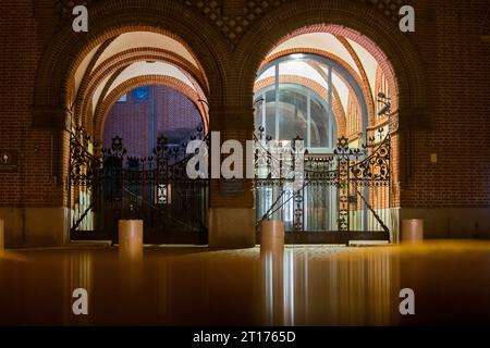 Berlin, Allemagne. 12 octobre 2023. Les portes d'entrée du bâtiment avant de la synagogue Rykestraße dans le quartier Prenzlauer Berg de Berlin. Crédit : Christoph Soeder/dpa/Alamy Live News Banque D'Images