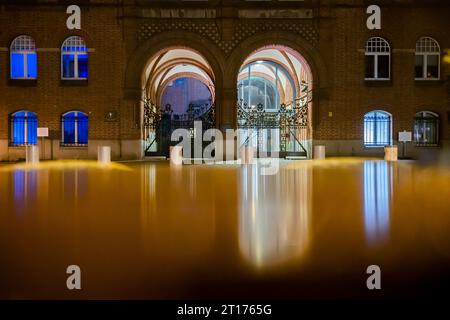 Berlin, Allemagne. 12 octobre 2023. Les portes d'entrée du bâtiment avant de la synagogue Rykestraße dans le quartier Prenzlauer Berg de Berlin. Crédit : Christoph Soeder/dpa/Alamy Live News Banque D'Images