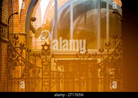 Berlin, Allemagne. 12 octobre 2023. La porte sur le bâtiment avant de la synagogue Rykestraße dans le quartier Prenzlauer Berg de Berlin. Crédit : Christoph Soeder/dpa/Alamy Live News Banque D'Images