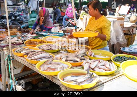 Situation traditionnelle du marché du poisson. Les vendeurs de poissons vus négocient les prix avec des acheteurs potentiels. Un marché aux poissons est un marché aux poissons. Banque D'Images