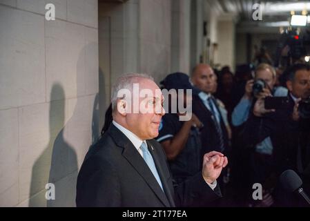 Washington, États-Unis. 11 octobre 2023. Le chef de la majorité à la Chambre des États-Unis Steve Scalise (républicain de Louisiane) peu après avoir remporté la nomination républicaine pour le président de la Chambre dans le Longworth House Office Building, le mercredi 11 octobre 2023 à Washington, DC, États-Unis. Les républicains de la Chambre ont travaillé pour élire une nomination au poste de président après que le président de la Chambre des représentants des États-Unis Kevin McCarthy (républicain de Californie) a été évincé. Photo Annabelle Gordon/CNP/ABACAPRESS.COM crédit : Abaca Press/Alamy Live News Banque D'Images