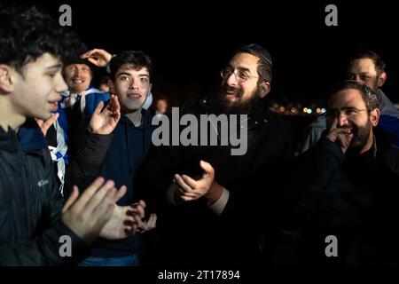 Montevideo, Uruguay. 11 octobre 2023. Les gens font preuve de solidarité avec Israël sur la Rambla. La mobilisation a été demandée par toutes les fédérations communales juives en Uruguay. Crédit : Santiago Mazzarovich/dpa/Alamy Live News Banque D'Images