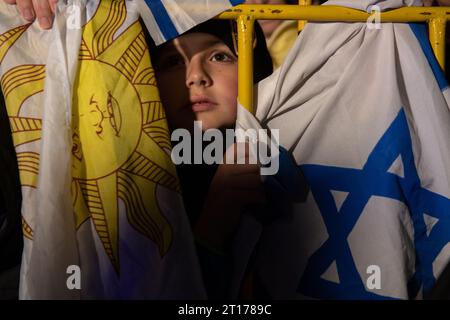 Montevideo, Uruguay. 11 octobre 2023. Les gens font preuve de solidarité avec Israël sur la Rambla. La mobilisation a été demandée par toutes les fédérations communales juives en Uruguay. Crédit : Santiago Mazzarovich/dpa/Alamy Live News Banque D'Images