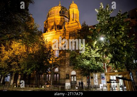 Berlin, Allemagne. 12 octobre 2023. La Nouvelle synagogue sur Oranienburger Strasse dans le quartier de Berlin Mitte. Crédit : Christoph Soeder/dpa/Alamy Live News Banque D'Images