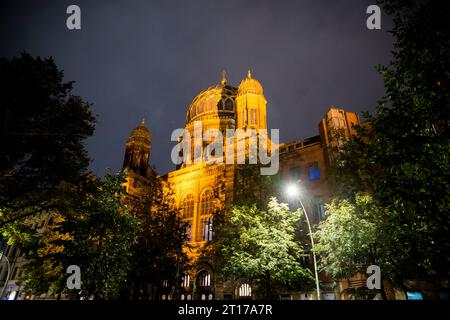 Berlin, Allemagne. 12 octobre 2023. La Nouvelle synagogue sur Oranienburger Strasse dans le quartier de Berlin Mitte. Crédit : Christoph Soeder/dpa/Alamy Live News Banque D'Images