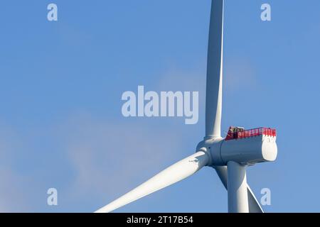 Port de Bouc, France. 11 octobre 2023. Vue des pales et du rotor d’une éolienne offshore flottante pour le projet pilote Provence Grand large, qui produira en moyenne 25 MW à partir de 2024 au large de Port-de-Bouc, France, le 11 octobre 2023. Photo de Laurent Coust/ABACAPRESS.COM crédit : Abaca Press/Alamy Live News Banque D'Images