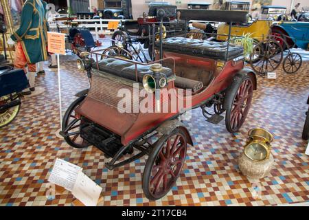 Talmont , France - 10 09 2023 : Peugeot 1898 type 26 vieille voiture ancienne base de véhicule ancienne d'une cabine motorisée Banque D'Images