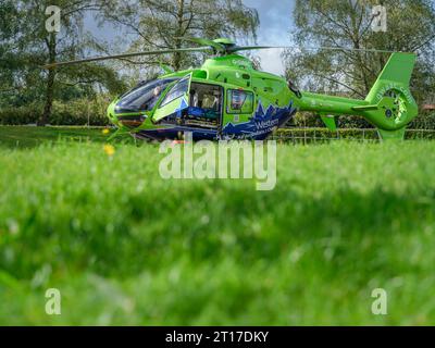 La Great Western Air Ambulance se prépare à décoller de l'extérieur de l'hôpital royal de Gloucester. L'hélicoptère vert citron et bleu vif, indicatif d'appel Hel Banque D'Images