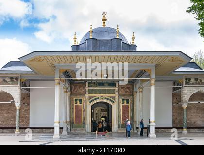 Porte de la félicité de style ottoman du 16e siècle, entrée de la troisième cour du palais Topkapi à Istanbul, en Turquie, décorée de sculptures complexes et de calligraphies Banque D'Images