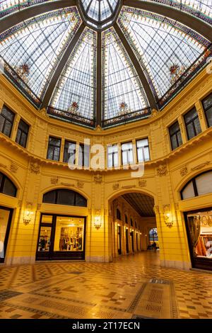 Oktogon est un passage urbain dans le centre de Zagreb, reliant la place Petar Preradović à la rue Ilica à travers le bâtiment de l'ancienne première Croatia Banque D'Images