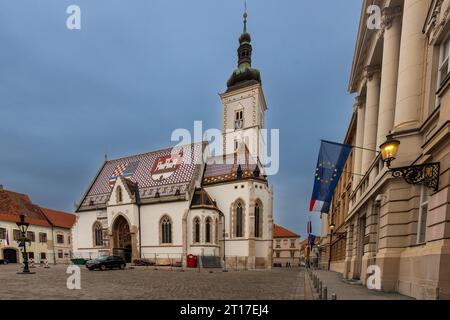 St. Mark est l'église paroissiale du vieux Zagreb, située à St. La place Mark et le plus ancien monument architectural de la ville. Sur le toit, les tuiles sont posées s Banque D'Images