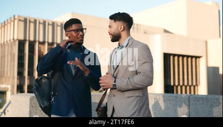 Hommes d'affaires, Rooftop et discuter de l'idée d'entreprise pour l'augmentation de profit, le marché boursier et l'investissement. Analystes de données, conversation et entreprise Banque D'Images