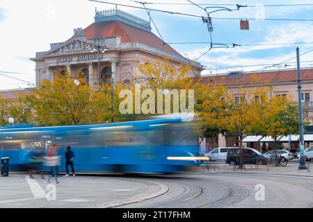 La place centrale avec le tram bleu typique en face de la gare Glavni Kolod à Zagreb. C'est la plus grande gare de Croatie et la principale Banque D'Images