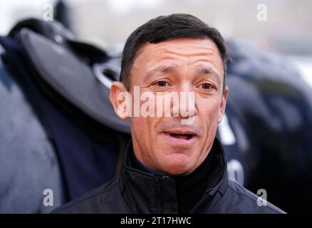 Frankie Dettori lors d'un photocall à Southbank, Londres. Après 37 ans de compétition, la légende sportive se retirera de la selle. La dernière sortie de Frankie sur le sol britannique aura lieu le samedi 21 octobre lors du QIPCO British Champions Day à Ascot. Date de la photo : jeudi 12 octobre 2023. Banque D'Images