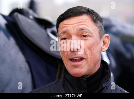 Frankie Dettori lors d'un photocall à Southbank, Londres. Après 37 ans de compétition, la légende sportive se retirera de la selle. La dernière sortie de Frankie sur le sol britannique aura lieu le samedi 21 octobre lors du QIPCO British Champions Day à Ascot. Date de la photo : jeudi 12 octobre 2023. Banque D'Images