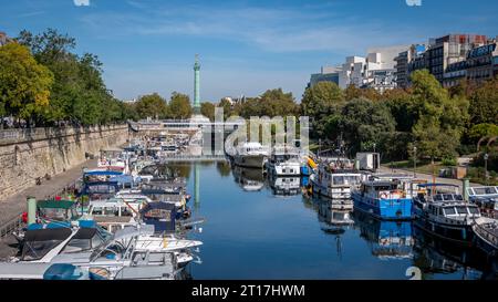Le port de plaisance de l'Arsenal de Paris, sur le Canal Saint-Martin, avec la place de la Bastille et la colonne de juillet en arrière-plan Banque D'Images
