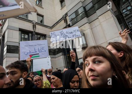Bruxelles, Belgique. 11 octobre 2023. Nicolas Landemard/le Pictorium - manifestation en faveur de la Palestine à Bruxelles. - 11/10/2023 - Belgique/Bruxelles/Bruxelles - environ 1 500 personnes se sont rassemblées dans la capitale belge en fin de journée à l'appel de l'association belgo-palestinienne en faveur de la Palestine mais aussi pour un cessez-le-feu dans la bande de Gaza suite aux bombardements. Crédit : LE PICTORIUM/Alamy Live News Banque D'Images