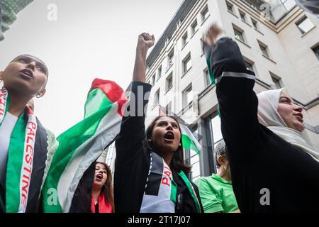 Bruxelles, Belgique. 11 octobre 2023. Nicolas Landemard/le Pictorium - manifestation en faveur de la Palestine à Bruxelles. - 11/10/2023 - Belgique/Bruxelles/Bruxelles - environ 1 500 personnes se sont rassemblées dans la capitale belge en fin de journée à l'appel de l'association belgo-palestinienne en faveur de la Palestine mais aussi pour un cessez-le-feu dans la bande de Gaza suite aux bombardements. Crédit : LE PICTORIUM/Alamy Live News Banque D'Images