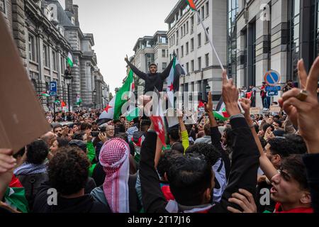 Bruxelles, Belgique. 11 octobre 2023. Nicolas Landemard/le Pictorium - manifestation en faveur de la Palestine à Bruxelles. - 11/10/2023 - Belgique/Bruxelles/Bruxelles - environ 1 500 personnes se sont rassemblées dans la capitale belge en fin de journée à l'appel de l'association belgo-palestinienne en faveur de la Palestine mais aussi pour un cessez-le-feu dans la bande de Gaza suite aux bombardements. Crédit : LE PICTORIUM/Alamy Live News Banque D'Images