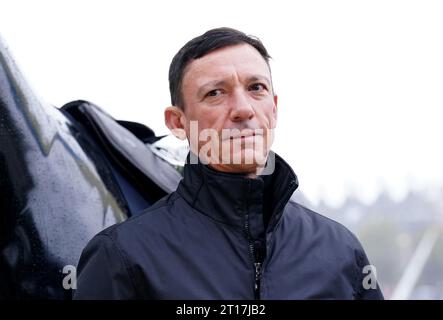 Frankie Dettori lors d'un photocall à Southbank, Londres. Après 37 ans de compétition, la légende sportive se retirera de la selle. La dernière sortie de Frankie sur le sol britannique aura lieu le samedi 21 octobre lors du QIPCO British Champions Day à Ascot. Date de la photo : jeudi 12 octobre 2023. Banque D'Images