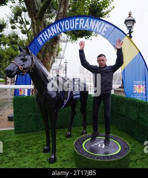 Frankie Dettori lors d'un photocall à Southbank, Londres. Après 37 ans de compétition, la légende sportive se retirera de la selle. La dernière sortie de Frankie sur le sol britannique aura lieu le samedi 21 octobre lors du QIPCO British Champions Day à Ascot. Date de la photo : jeudi 12 octobre 2023. Banque D'Images