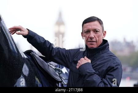 Frankie Dettori lors d'un photocall à Southbank, Londres. Après 37 ans de compétition, la légende sportive se retirera de la selle. La dernière sortie de Frankie sur le sol britannique aura lieu le samedi 21 octobre lors du QIPCO British Champions Day à Ascot. Date de la photo : jeudi 12 octobre 2023. Banque D'Images