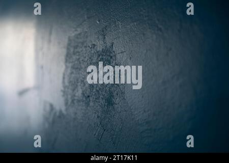 Trace de peinture sur le mur. Mur bleu. Lumière sur la surface. Détails intérieurs. Banque D'Images