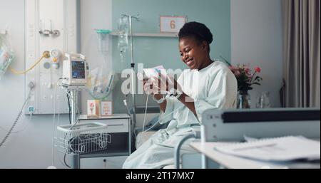 Femme, carte de lecture et lit à l'hôpital pour le message, se rétablir bientôt ou la motivation avec le sourire, l'espoir et la récupération. Patient, excité et gratitude pour Banque D'Images