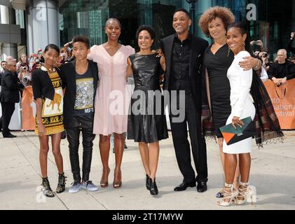 Photo de dossier datée du 9 septembre 2012 de Willow Smith, Jaden Smith, Shola Lynch, Will Smith, Angela Davis et Jada Pinkett-Smith assistent à la projection « Free Angela & All Political Prisoners » lors du 37e Festival international du film de Toronto, à Toronto, Canada. Jada Pinkett Smith a révélé dans une nouvelle interview qu'elle et son mari Will Smith sont séparés depuis 2016. Bien que les acteurs aient vécu des vies complètement séparées pendant sept ans, ils n'étaient pas prêts à confirmer publiquement la nouvelle avant, a-t-elle avoué à NBC. Photo de Lionel Hahn/ABACAPRESS.COM Banque D'Images