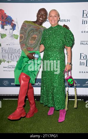 Papis Loveday und Natascha Ochsenknecht BEI der Weltpremiere der Falling in Love Grand Show 2023 im Friedrichstadt-Palast. Berlin, 11.10.2023 *** Papis Loveday et Natascha Ochsenknecht à la première mondiale du Falling in Love Grand Show 2023 au Friedrichstadt Palast Berlin, 11 10 2023 Foto:XF.xKernx/xFuturexImagex Falling 3057 Banque D'Images