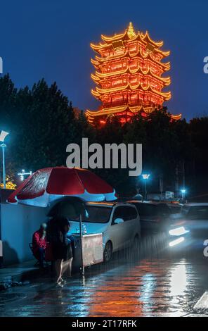 Tour de grue jaune au crépuscule, la tour chinoise traditionnelle à plusieurs étages située sur Sheshan (colline du serpent) à Wuhan, Hubei, Chine Banque D'Images