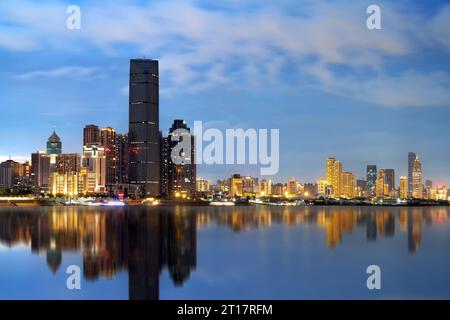 Rivière Yangtze et gratte-ciel, vue nocturne de la ville de Wuhan, Chine. Banque D'Images