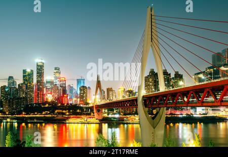 Chongqing city skyline, ponts et gratte-ciel modernes. Banque D'Images