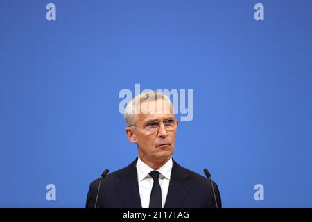 Bruxelles, Belgique. 11 octobre 2023. Le secrétaire général de l’OTAN, Jens Stoltenberg, prononce une conférence de presse lors d’une réunion des ministres de la Défense des pays de l’OTAN au siège de l’OTAN à Bruxelles, en Belgique, le 11 octobre 2023. Crédit : Zhao Dingzhe/Xinhua/Alamy Live News Banque D'Images