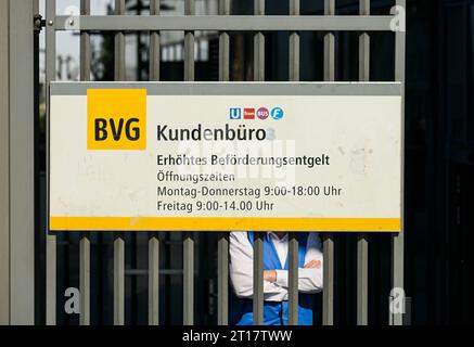 Kundenbüro, Schwarzfahrer, erhöhtes Beförderungsentgeld, BVG Hauptsitz, Holzmarktstraße, Mitte, Berlin, Deutschland *** Légende locale *** , Berlin, de Banque D'Images