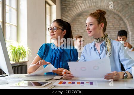 Équipe de gestionnaires créatifs, gens d'affaires, designer travaillant avec un nouveau projet de startup dans le bureau. Banque D'Images