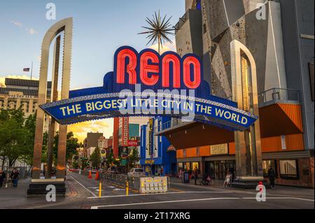 Reno la plus grande petite ville dans le signe de l'arc du monde dans le centre-ville de Reno, Nevada Banque D'Images