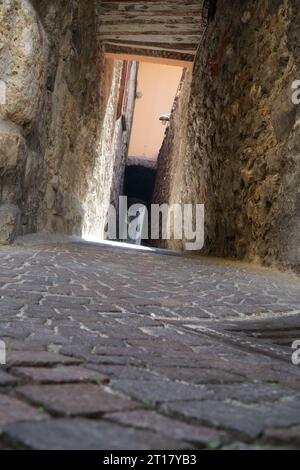 Della Stretta Un passage étroit médiéval à Lovere Lombardie Italie. Septembre 2023 Banque D'Images