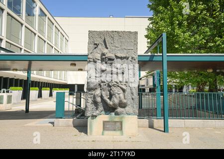 Alfred Hrdlicka : relief von 1971, Der Tod des Demonstranten, Erinnerung an Benno Ohnesorg, Bismarckstraße, Charlottenburg, Charlottenburg-Wilmersdorf, Banque D'Images